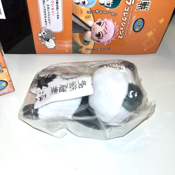 Jujutsu Kaisen Panda hug plush keychain - Picture 2 of 5